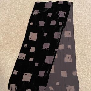 055. EUC Simply Vera Wang Scarf 🧣 just Beautiful! Very soft Velour Feel!